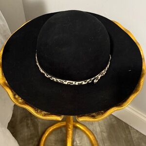 Elegant Black Women's Hat with Leopard Band